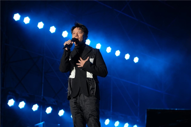 践行“渠道向下、品牌向上、全面向C”，舍得酒业总冠名AI情书怀旧演唱会湖州站燃情开唱