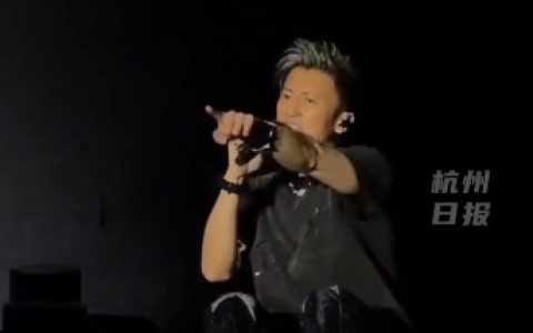 谢霆锋演唱会含泪唱与王菲定情曲引全场大合唱 向观众深深鞠躬