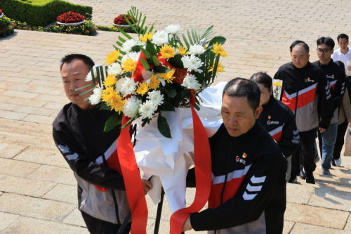 清明缅怀先烈 传承红色基因 顺丰同城开展清明祭扫活动