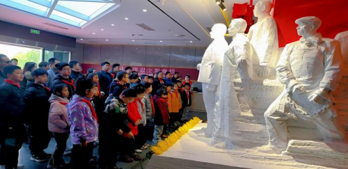 清明缅怀先烈 传承红色基因 顺丰同城开展清明祭扫活动