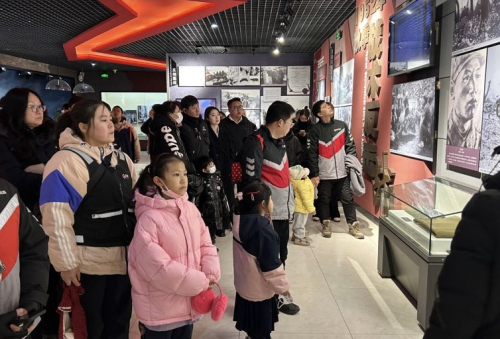清明缅怀先烈 传承红色基因 顺丰同城开展清明祭扫活动