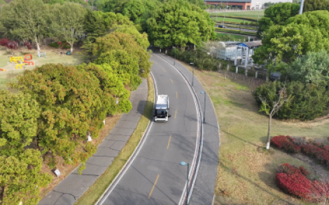 智慧环卫“next level”！苏州金龙无人清扫车亮相国家最强经开区