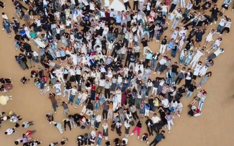 上百名陌生人帮轮椅女孩拍”站立”婚纱照！当事人：感觉嫁给了全世界