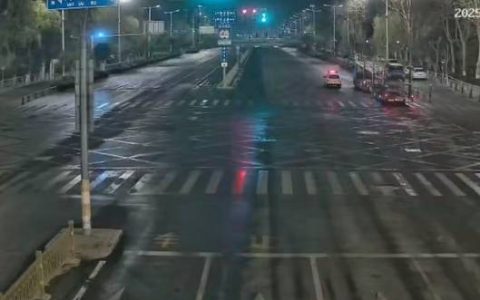 济南街头，大货车司机凌晨闯卡逃逸，警方布控拦截