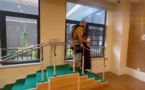 上海造外骨骼机器人1万元起：订单很多 正加紧研发