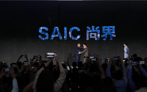 鸿蒙智行第五界的含金量！上汽总裁贾健旭现场两次拥抱华为余承东