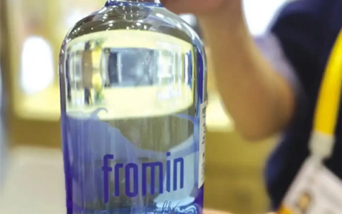 饮用水一瓶卖988元：内含3颗水晶 可以做项链