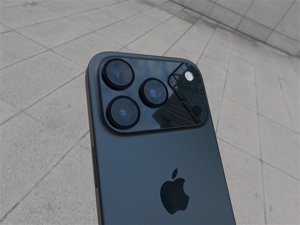 iPhone 17 Pro机模现身 网友：看着看着就顺眼了