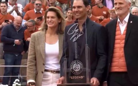 法网致敬“红土之王”！将纳达尔的脚印刻在球场，永远留存