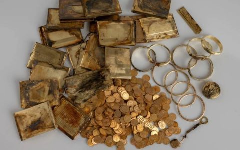 两名登山者发现神秘黄金财宝！598枚金币重达3.7公斤！