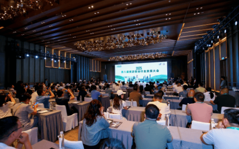 高端产品赋能行业未来！苏州金龙亮相第八届旅游客运行业发展大会