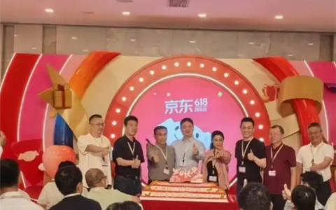 京东总部举办618周年庆活动 蔚来李斌现身为刘强东站台