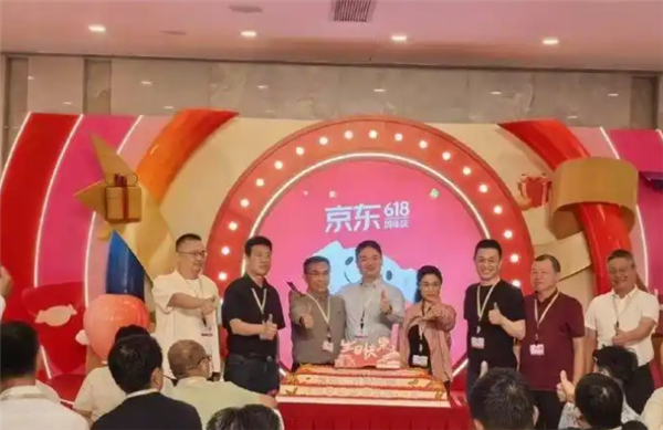 京东总部举办618周年庆活动 蔚来李斌现身为刘强东站台