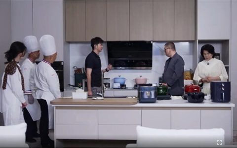 董明珠曝五星级酒店不敢洗百褶裙：格力洗衣机敢洗 不伤衣