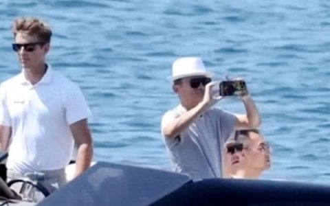 马云现身法国乘坐豪华游艇出海游玩 戴白色草帽拍照超有范