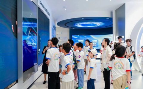 体验自动驾驶魅力！258名少年参加苏州金龙暑期研学游活动