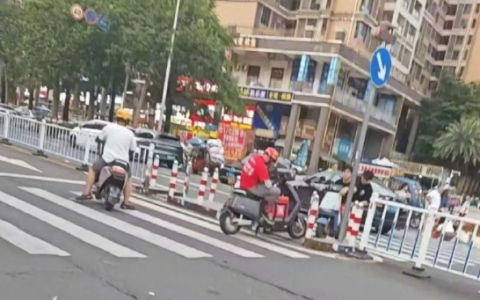外卖小哥与男子斗气马路中间对峙4小时 网友：两个“犟种”撞到一起了