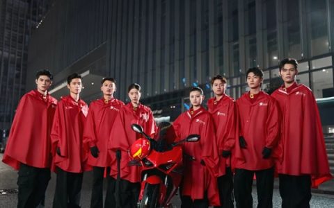 京东：为全职骑手免费配置红斗篷雨衣 恶劣天气超时免罚