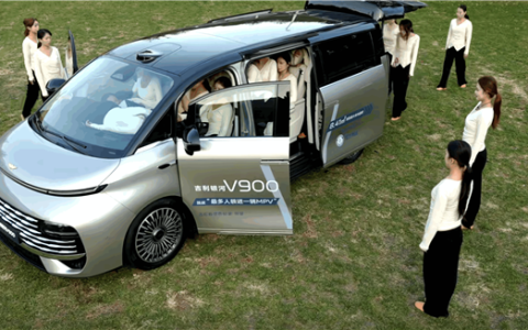 一车装下42人！吉利银河V900成功挑战吉尼斯世界纪录