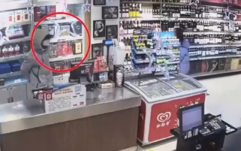 美团人员在京东超市安装摄像头：疑窃取商业信息被带走