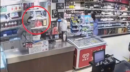 美团人员在京东超市安装摄像头：疑窃取商业信息被带走