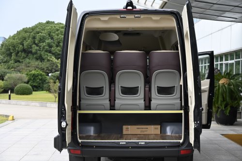 焕新升级智能座舱！苏州金龙新款睿星轻客重新定义“全员头等舱”