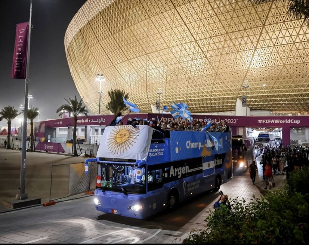 冠军巡游座驾！苏州金龙海格巴士护航非洲杯冠军庆典