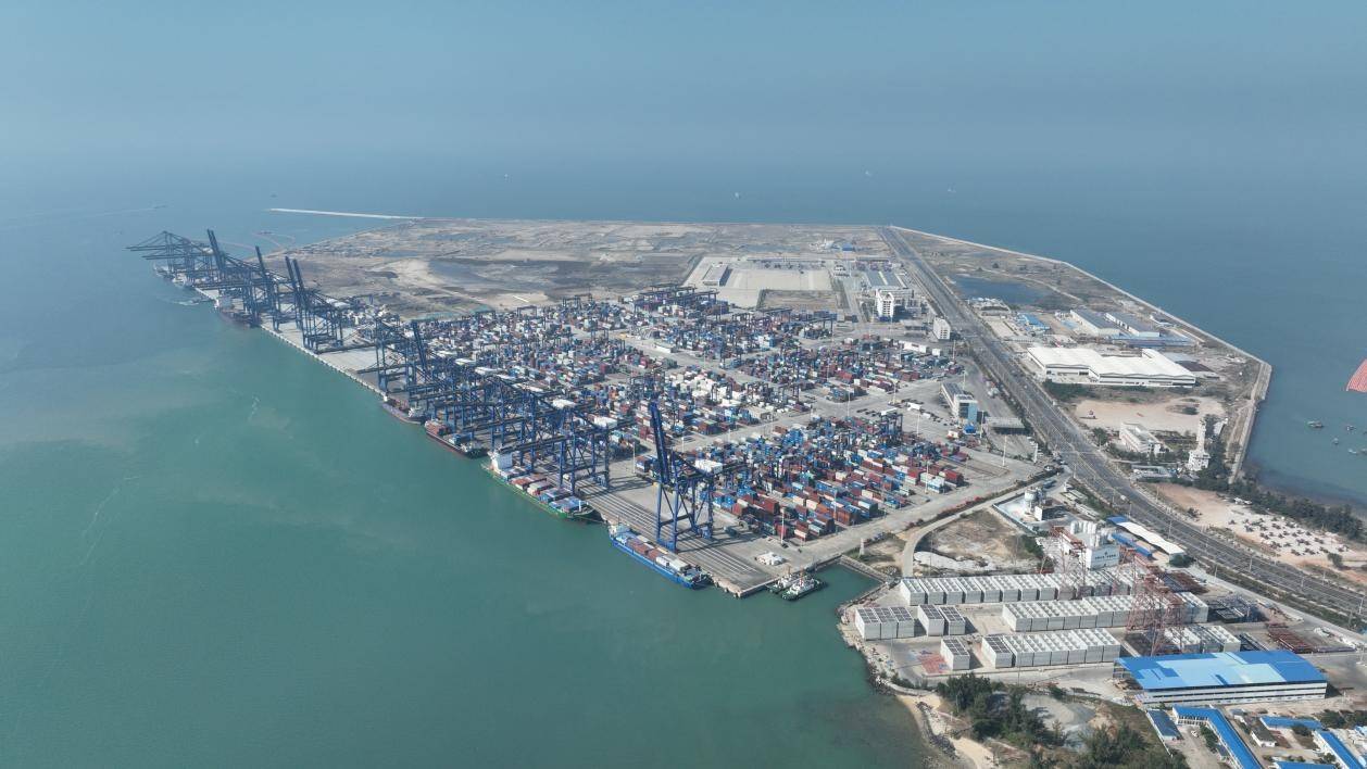 洋浦港2025年集装箱吞吐量达330万标箱 同比增长65%插图 洋浦港2025年集装箱吞吐量达330万标箱 同比增长65%