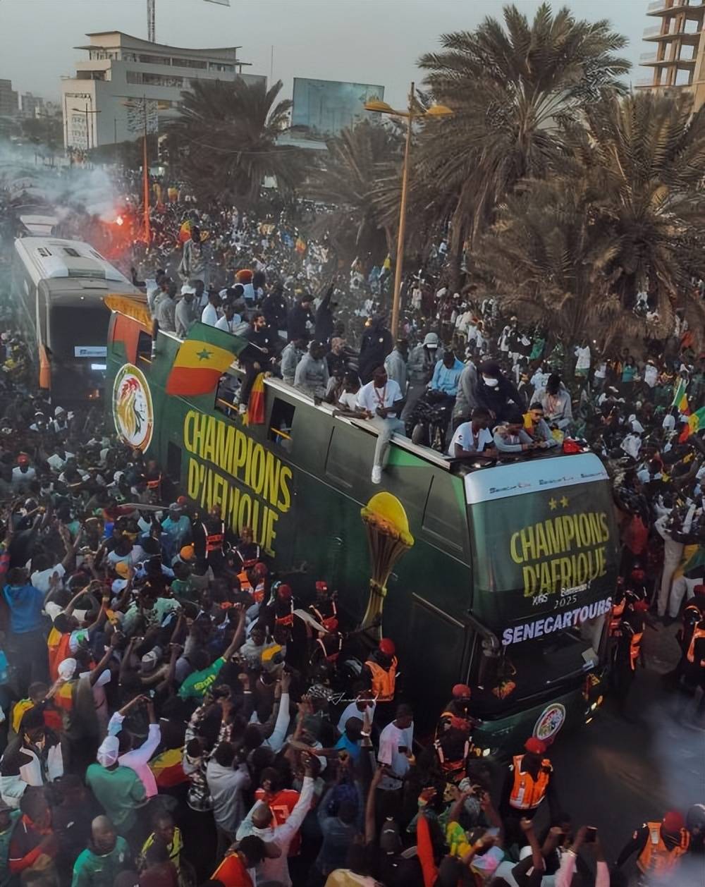 冠军巡游座驾！苏州金龙海格巴士护航非洲杯冠军庆典