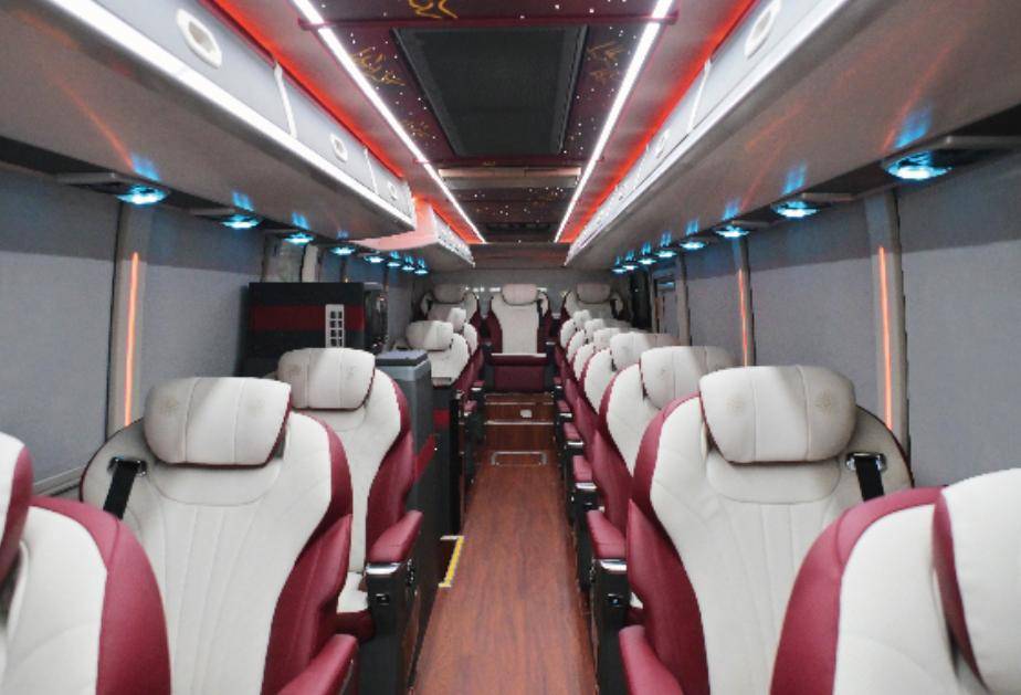 硬核产品铸就品牌实力！苏州金龙荣获“影响中国客车业”两项大奖