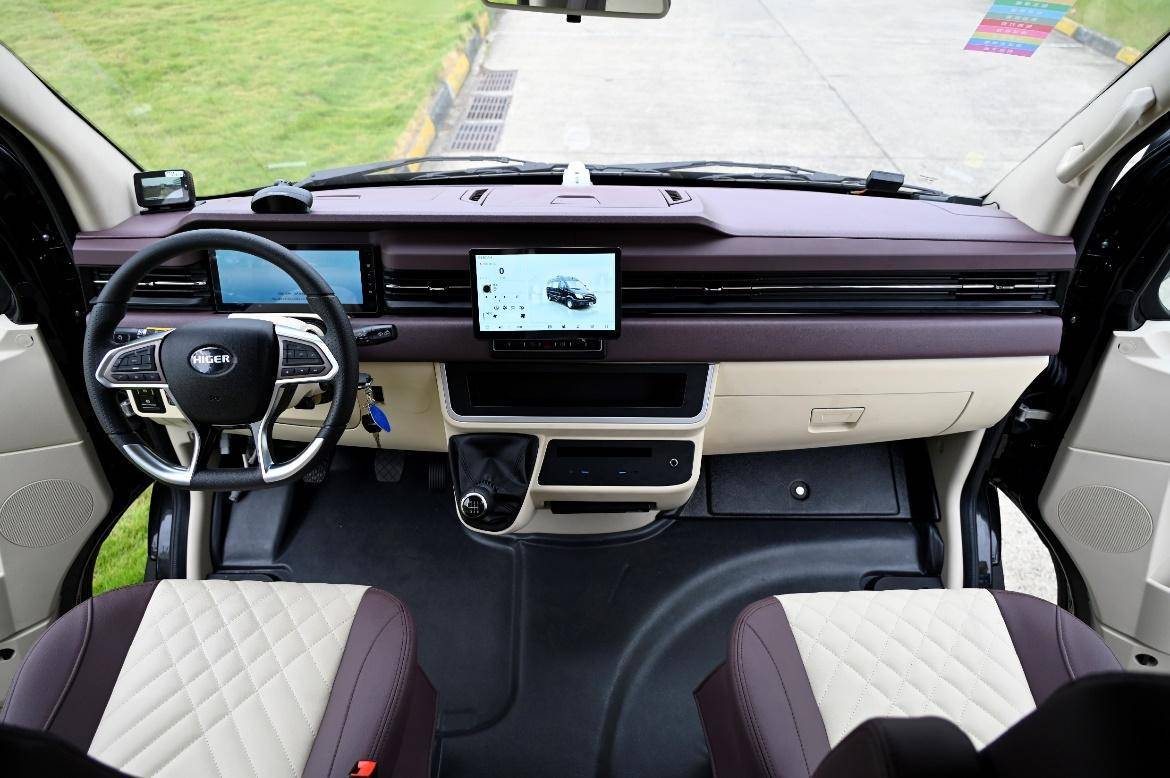 硬核产品铸就品牌实力！苏州金龙荣获“影响中国客车业”两项大奖