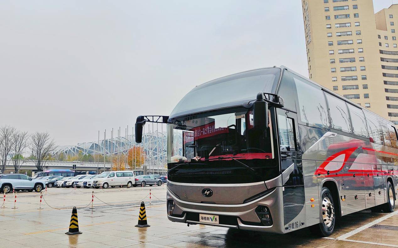 硬核产品铸就品牌实力！苏州金龙荣获“影响中国客车业”两项大奖