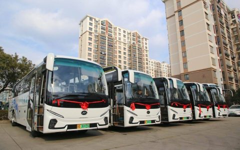共筑区域出行新生态！批量苏州金龙新V系客车交付张家港港城汽运
