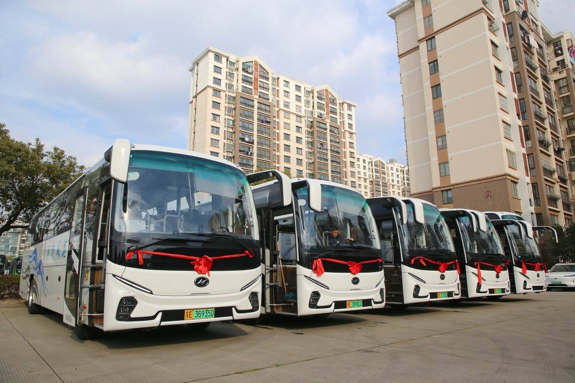 共筑区域出行新生态!批量苏州金龙新V系客车交付张家港港城汽运插图 共筑区域出行新生态!批量苏州金龙新V系客车交付张家港港城汽运