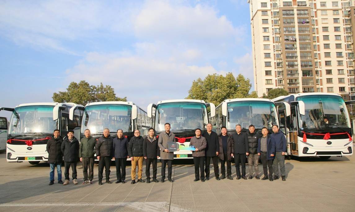 共筑区域出行新生态!批量苏州金龙新V系客车交付张家港港城汽运插图1 共筑区域出行新生态!批量苏州金龙新V系客车交付张家港港城汽运