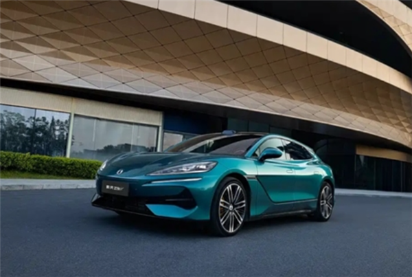 国际巨星加盟！《007》邦德扮演者丹尼尔·克雷格出任腾势汽车代言人