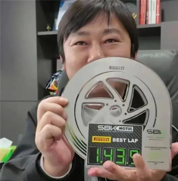 李亚鹏心疼张雪拍卖奖杯：已找朋友拍下送回去