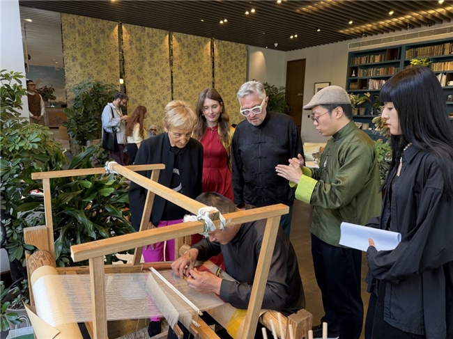 苏州与威尼斯缔结友城46周年暨苏州丝绸限时特展在比斯特苏州购物村举行